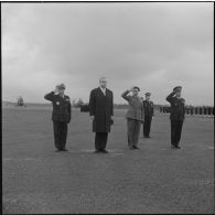 La Reghaïa. Cérémonie militaire pour l'arrivée de Christian Fouchet.