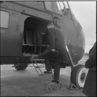 La Reghaïa. Christian Fouchet monte à bord d'un hélicoptère de transport Sikorsky H-34.
