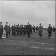 La Reghaïa. Christian Fouchet et le général Ailleret passent les troupes de parachutistes en revue.