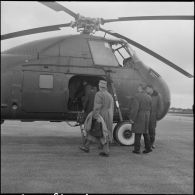 La Reghaïa. Les autorités montent à bord d'un hélicoptère de transport Sikorsky H-34.
