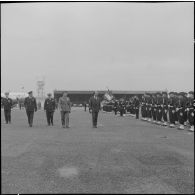 La Reghaïa. Jean Morin et le général Ailleret passent les troupes en revue.