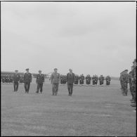 La Reghaïa. Jean Morin et le général Ailleret passent les troupes de parachutistes en revue.