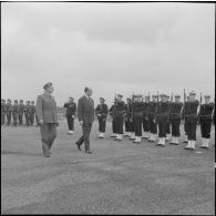 La Reghaïa. Jean Morin et le général Ailleret passent les troupes des fusiliers marins en revue.