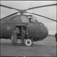 La Reghaïa. Les autorités montent à bord d'un hélicoptère de transport Sikorsky H-34.