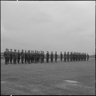 La Reghaïa. Cérémonie militaire pour l'arrivée de Christian Fouchet. Des parachutistes.