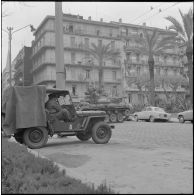 Bab el Oued. Bouclage après la fusillade du 23 mars1962. Des soldats à bord d'une jeep et d'un char M24 Chaffee.