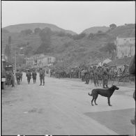Bab el Oued. Bouclage après la fusillade du 23 mars1962. Des soldats à un barrage.