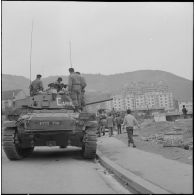 Bab el Oued. Bouclage après la fusillade du 23 mars1962. Des soldats à bord d'un char M24 Chaffee.
