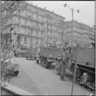 Bab el Oued. Bouclage après la fusillade du 23 mars1962. Des soldats à bord de véhicules militaires.