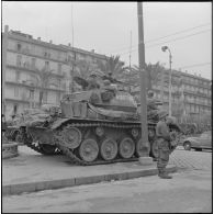Bab el Oued. Bouclage après la fusillade du 23 mars1962. Des soldats à bord d'un char M24 Chaffee.