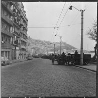 Bab el Oued. Bouclage après la fusillade du 23 mars1962. Des soldats à bord de véhicules militaires.