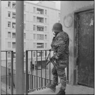 Bab el Oued. Bouclage après la fusillade du 23 mars1962. Un soldat à son poste.
