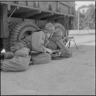 Alger. Quadrillage contre la manifestation de l'Organisation armée secrète (OAS). Des soldats à leur poste de tir.