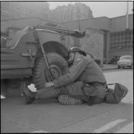 Alger. Quadrillage contre la manifestation de l'Organisation armée secrète (OAS). Un soldat passe un appel radio.