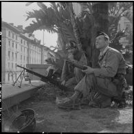 Alger. Quadrillage contre la manifestation de l'Organisation armée secrète (OAS). Des soldats à leur poste de tir.