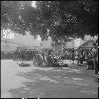Alger. Chapelle de l'hôpital Maillot. Obsèques des militaires tués à Bab el Oued lors de la fusillade du 23 mars 1962.