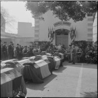 Alger. Chapelle de l'hôpital Maillot. Obsèques des militaires tués à Bab el Oued lors de la fusillade du 23 mars 1962. Les décorations remises aux défunts.