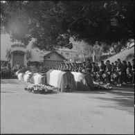 Alger. Chapelle de l'hôpital Maillot. Obsèques des militaires tués à Bab el Oued lors de la fusillade du 23 mars 1962.