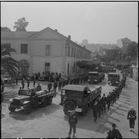 Alger. Chapelle de l'hôpital Maillot. Obsèques des militaires tués à Bab el Oued lors de la fusillade du 23 mars 1962. Convoi funéraire.