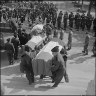 Alger. Chapelle de l'hôpital Maillot. Obsèques des militaires tués à Bab el Oued lors de la fusillade du 23 mars 1962. Des soldats portent les cercueils à la chapelle.