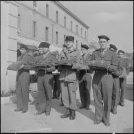 Alger. Chapelle de l'hôpital Maillot. Obsèques des militaires tués à Bab el Oued lors de la fusillade du 23 mars 1962. Des soldats présentent les décorations.