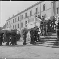 Alger. Chapelle de l'hôpital Maillot. Obsèques des militaires tués à Bab el Oued lors de la fusillade du 23 mars 1962. Des soldats portent les cerceuils à la chapelle.