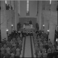 Alger. Chapelle de l'hôpital Maillot. Obsèques des militaires tués à Bab el Oued lors de la fusillade du 23 mars 1962. Eloge funèbre dans la chapelle.