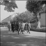 Alger. Chapelle de l'hôpital Maillot. Obsèques des militaires tués à Bab el Oued lors de la fusillade du 23 mars 1962. Arrivée des autorités.