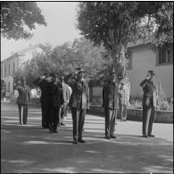 Alger. Chapelle de l'hôpital Maillot. Obsèques des militaires tués à Bab el Oued lors de la fusillade du 23 mars 1962. Salut des autorités.