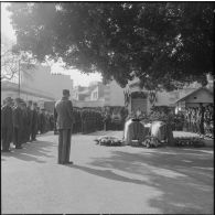 Alger. Chapelle de l'hôpital Maillot. Obsèques des militaires tués à Bab el Oued lors de la fusillade du 23 mars 1962. Eloge funèbre par une autorité.
