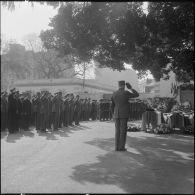 Alger. Chapelle de l'hôpital Maillot. Obsèques des militaires tués à Bab el Oued lors de la fusillade du 23 mars 1962. Salut des autorités.