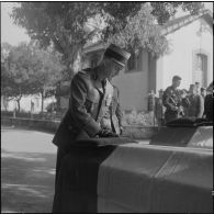 Alger. Chapelle de l'hôpital Maillot. Obsèques des militaires tués à Bab el Oued lors de la fusillade du 23 mars 1962. Une autorité remet une décoration à titre posthume.