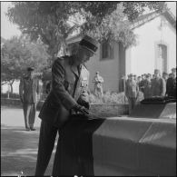 Alger. Chapelle de l'hôpital Maillot. Obsèques des militaires tués à Bab el Oued lors de la fusillade du 23 mars 1962. Une autorité remet une décoration à titre posthume.