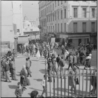 Alger. Journée de deuil du 27 mars 1962. Des civils place cardinal Lavigerie (?).