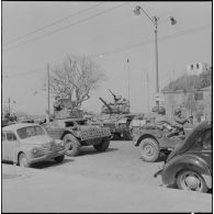 Alger. Journée de deuil du 27 mars 1962. Des soldats à bord de véhicules militaires.