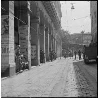 Alger. Journée de deuil du 27 mars 1962. Barrage dans une rue.