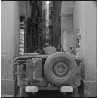 Alger. Journée de deuil du 27 mars 1962. Un soldat à bord d'une jeep devant un barrage de barbelés.