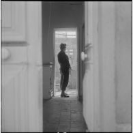 Oran. Fouilles et récupérations d'armes de l'Organisation armée secrète (OAS). Un gendarme mobile fouille une maison.