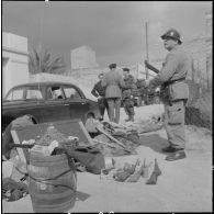 Oran. Fouilles et récupérations d'armes de l'Organisation armée secrète (OAS). Des soldats et des gendarmes mobiles ont récupérés des armes.