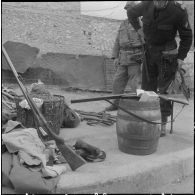 Oran. Fouilles et récupérations d'armes de l'Organisation armée secrète (OAS). Des soldats et des gendarmes mobiles ont récupérés des armes.