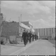 Oran. Fouilles et récupérations d'armes de l'Organisation armée secrète (OAS). Des gendarmes mobiles en patrouille dans une rue.