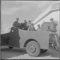 Oran. Fouilles et récupérations d'armes de l'Organisation armée secrète (OAS). Des gendarmes mobiles à bord d'un blindé.