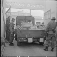 Oran. Fouilles et récupérations d'armes de l'Organisation armée secrète (OAS). Des soldats et des gendarmes mobiles ont récupérés des armes.