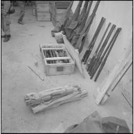 Oran. Fouilles et récupérations d'armes de l'Organisation armée secrète (OAS). Des soldats et des gendarmes mobiles ont récupérés des armes.