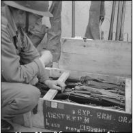 Oran. Fouilles et récupérations d'armes de l'Organisation armée secrète (OAS). Des soldats et des gendarmes mobiles ont récupérés des armes.