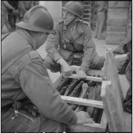 Oran. Fouilles et récupérations d'armes de l'Organisation armée secrète (OAS). Des soldats et des gendarmes mobiles ont récupérés des armes.