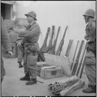 Oran. Fouilles et récupérations d'armes de l'Organisation armée secrète (OAS). Des soldats et des gendarmes mobiles ont récupérés des armes.