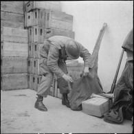 Oran. Fouilles et récupérations d'armes de l'Organisation armée secrète (OAS). Des soldats et des gendarmes mobiles ont récupérés des armes.