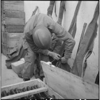 Oran. Fouilles et récupérations d'armes de l'Organisation armée secrète (OAS). Des soldats et des gendarmes mobiles ont récupérés des armes.