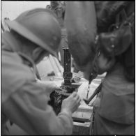 Oran. Fouilles et récupérations d'armes de l'Organisation armée secrète (OAS). Des soldats et des gendarmes mobiles ont récupérés des armes.